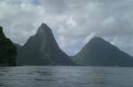 As figuras inconfundíveis das montanhas Piton, em Soufriere, sul de Santa Lúcia, no Caribe